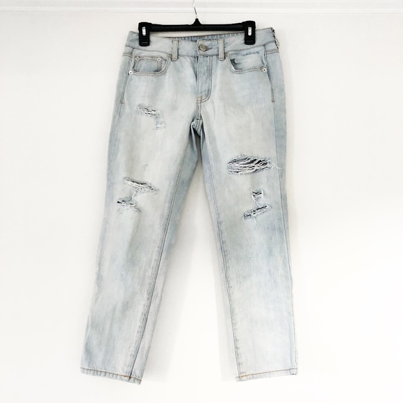 Jeans Size 2 American Eagle Boy Crop Light Wash Distressed - Picture 1 of 7